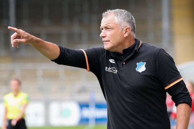 Jürgen Ehrmann Juergen Ehrmann team manager TSG gives Instructions gesticulates with the Poor gesticulate Gives instructions gesticulate Single Action shot Action Football Alliance Women Bundesliga TSG 1899 Hoffenheim 1 FFC Frankfurt xozx