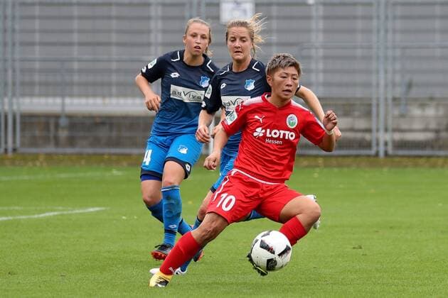 v left Michaela Specht TSG 4 Sophie Howard TSG 26 Kumi Yokoyama Frankfurt 10 Action shot Action Game scene Football Alliance Women Bundesliga TSG 1899 Hoffenheim 1 FFC Frankfurt xozx