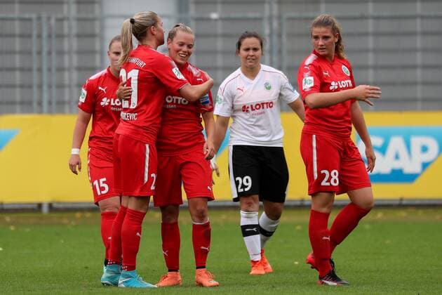 v left Juliet Matuschewski Frankfurt 15 Ana Mary Crnogorcevic Frankfurt 21 Margarita Gidion Frankfurt 7 Bryane Heaberlin Bry Heaberlin Goalkeeper Frankfurt 29 Lisa Ebert Frankfurt 28 cheering After the Final whistle Victory Winner Winner cheering cheer happiness optimistic Action Action shot Football Alliance Women Bundesliga TSG 1899 Hoffenheim 1 FFC Frankfurt xozx