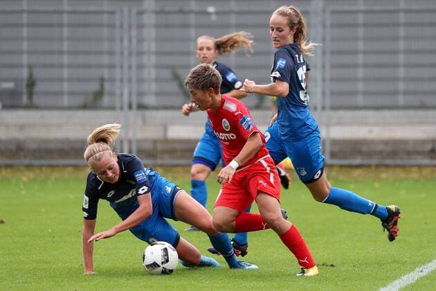 v left Maximiliane Rall TSG 8 Michaela Specht TSG 4 Kumi Yokoyama Frankfurt 10 Tamar Dongus TSG 32 Action shot Action Game scene Football Alliance Women Bundesliga TSG 1899 Hoffenheim 1 FFC Frankfurt xozx