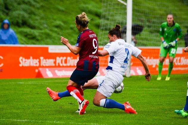Svenja Huth Potsdam 9 will from Lucia Harsanyova MSV 2 to Penalty gefoult Football Alliance Women Bundesliga MSV Duisburg 1 FFC Turbine Potsdam xmkx