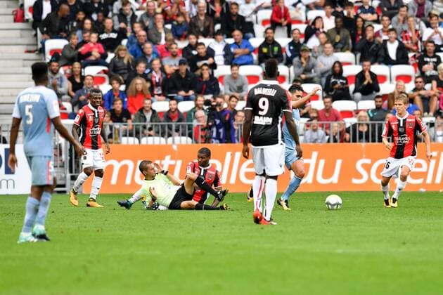 04 Santos MARLON (nice) - CLEMENT TURPIN (ARBITRE) - CHUTE - TACLE FOOTBALL : Nice vs Monaco - Ligue 1 - 09 09 2017 FEP Panoramic 