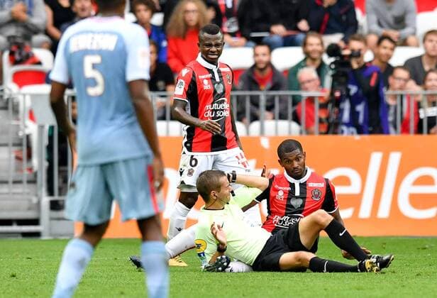 04 Santos MARLON (nice) - CLEMENT TURPIN (ARBITRE) - CHUTE - TACLE FOOTBALL : Nice vs Monaco - Ligue 1 - 09 09 2017 FEP Panoramic 