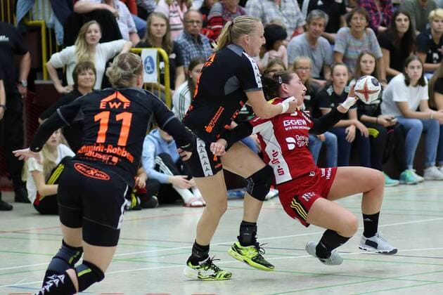 09.09.2017, xavx, Handball Damen, HSG Bensheim-Auerbach - Bad Wildungen Vipers, emspor, v.l. Anja Ernsberger (HSG Bensheim Auerbach Flames) wird von Sabine Heusdens (HSG Bad Wildungen Vipers) gehalten. Bensheim-Auerbach *** 09 09 2017 Handball women HSG Bensheim Auerbach Bath Wildungen Vipers emspor v l Anja Ernsberger HSG Bensheim Auerbach Flames will from Sabine Heusdens HSG Bath Wildungen Vipers held Bensheim Auerbach
