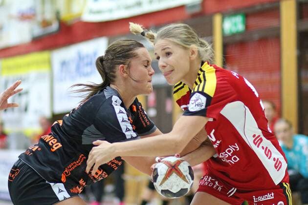 09.09.2017, xavx, Handball Damen, HSG Bensheim-Auerbach - Bad Wildungen Vipers, emspor, v.l. Bogna Sobiech (HSG Bensheim Auerbach Flames), Anouk Nieuwenweg (HSG Bad Wildungen Vipers) Bensheim-Auerbach *** 09 09 2017 Handball women HSG Bensheim Auerbach Bath Wildungen Vipers emspor v l Bogna Sobiech HSG Bensheim Auerbach Flames Anouk Nieuwenweg HSG Bath Wildungen Vipers Bensheim Auerbach