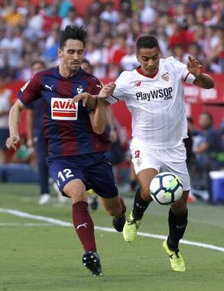 Sevilla s striker Wissam Ben Yedder and Eibar s defender Paulo Andre Rodrigues de Oliveira Paulo (L) vie for the ball during the Liga Santander match that both teams played at the Sanchez Pizjuan stadium in Seville, Andalusia, Spain, 09 September 2017. Sevilla vs. Eibar !ACHTUNG: NUR REDAKTIONELLE NUTZUNG!  Copyright: xJULIOxMUÑOZx SEV005 20170909-636405818624477463