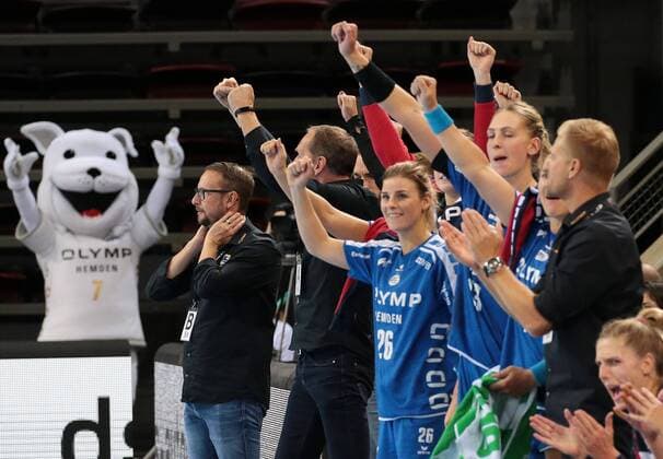 09.09.2017, Deutschland, Ludwigsburg, Deutschland, Ludwigsburg, Handball Bundesliga Frauen 01. Spieltag Saison 2017 2018 SG BBM Bietigheim vs. TSV Bayer 04 Leverkusen: BBM Trainer Martin Albertsen jubelt mit seiner Mannschaft, Jubel, links Masskottchen Lotte *** 09 09 2017 Germany Ludwigsburg Germany Ludwigsburg Handball Bundesliga Women 01 Matchday Season 2017 2018 SG BBM Bietigheim vs TSV Bayer 04 Leverkusen BBM team manager Martin Albertsen cheering with his Team cheering left Masskottchen Lotte