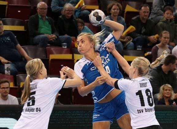 09.09.2017, Deutschland, Ludwigsburg, Deutschland, Ludwigsburg, Handball Bundesliga Frauen 01. Spieltag Saison 2017 2018 SG BBM Bietigheim vs. TSV Bayer 04 Leverkusen: v.l. Kim Braun (TSV), Charris Rozemalen (BBM), Kim Berndt (TSV) *** 09 09 2017 Germany Ludwigsburg Germany Ludwigsburg Handball Bundesliga Women 01 Matchday Season 2017 2018 SG BBM Bietigheim vs TSV Bayer 04 Leverkusen v l Kim Brown TSV Charris Rozemalen BBM Kim Berndt TSV