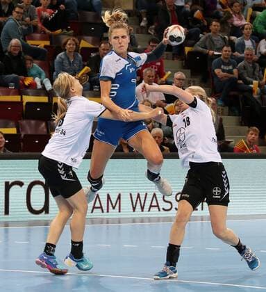 09.09.2017, Deutschland, Ludwigsburg, Deutschland, Ludwigsburg, Handball Bundesliga Frauen 01. Spieltag Saison 2017 2018 SG BBM Bietigheim vs. TSV Bayer 04 Leverkusen: v.l. Kim Braun (TSV), Susann Müller (BBM), Kim Berndt (TSV) *** 09 09 2017 Germany Ludwigsburg Germany Ludwigsburg Handball Bundesliga Women 01 Matchday Season 2017 2018 SG BBM Bietigheim vs TSV Bayer 04 Leverkusen v l Kim Brown TSV Susann Mueller BBM Kim Berndt TSV