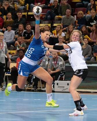 09.09.2017, Deutschland, Ludwigsburg, Deutschland, Ludwigsburg, Handball Bundesliga Frauen 01. Spieltag Saison 2017 2018 SG BBM Bietigheim vs. TSV Bayer 04 Leverkusen: v.l. Karolina Kudlacz-Gloc (BBM), Amelie Berger (TSV) *** 09 09 2017 Germany Ludwigsburg Germany Ludwigsburg Handball Bundesliga Women 01 Matchday Season 2017 2018 SG BBM Bietigheim vs TSV Bayer 04 Leverkusen v l Karolina Kudlacz Gloc BBM Amelie Berger TSV