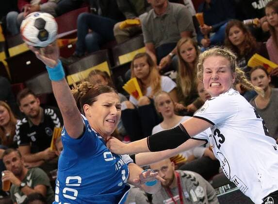 09.09.2017, Deutschland, Ludwigsburg, Deutschland, Ludwigsburg, Handball Bundesliga Frauen 01. Spieltag Saison 2017 2018 SG BBM Bietigheim vs. TSV Bayer 04 Leverkusen: v.l. Karolina Kudlacz-Gloc (BBM), Amelie Berger (TSV) *** 09 09 2017 Germany Ludwigsburg Germany Ludwigsburg Handball Bundesliga Women 01 Matchday Season 2017 2018 SG BBM Bietigheim vs TSV Bayer 04 Leverkusen v l Karolina Kudlacz Gloc BBM Amelie Berger TSV