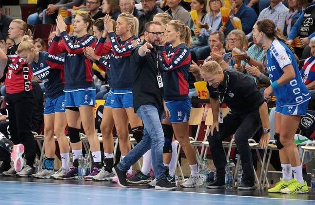 09.09.2017, Deutschland, Ludwigsburg, Deutschland, Ludwigsburg, Handball Bundesliga Frauen 01. Spieltag Saison 2017 2018 SG BBM Bietigheim vs. TSV Bayer 04 Leverkusen: mitte BBM Trainer Martin Albertsen *** 09 09 2017 Germany Ludwigsburg Germany Ludwigsburg Handball Bundesliga Women 01 Matchday Season 2017 2018 SG BBM Bietigheim vs TSV Bayer 04 Leverkusen centre BBM team manager Martin Albertsen