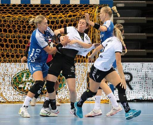 09.09.2017, Deutschland, Ludwigsburg, Deutschland, Ludwigsburg, Handball Bundesliga Frauen 01. Spieltag Saison 2017 2018 SG BBM Bietigheim vs. TSV Bayer 04 Leverkusen: v.l. Luisa Schulze (BBM), Jenny Karolius (TSV), Kim Naidzinavicius (BBM), Zivile Jurgutyte (TSV) *** 09 09 2017 Germany Ludwigsburg Germany Ludwigsburg Handball Bundesliga Women 01 Matchday Season 2017 2018 SG BBM Bietigheim vs TSV Bayer 04 Leverkusen v l Luisa Schulze BBM Jenny Karolius TSV Kim Naidzinavicius BBM Civilian Jurgutyte TSV