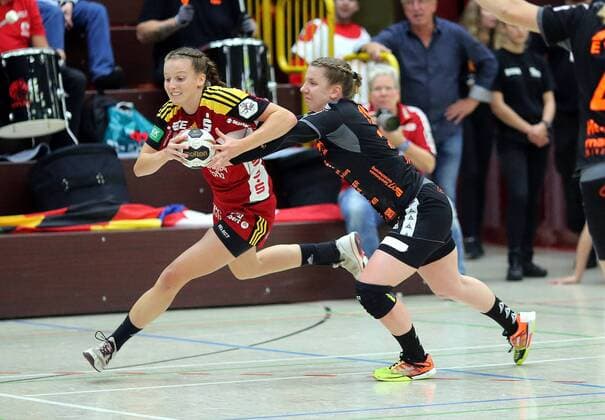 1. Handball-Bundesliga Damen - Saison 2017-2018 - HSG Bensheim vs HSG Bad Wildungen - Bensheim- 09.09.2017 v. l. Julia Maidhof Bensheim, Anna-Maria Spielvogel Bad Wildungen Aktion, Zweikampf - *** 1 Handball Bundesliga women Season 2017 2018 HSG Bensheim vs HSG Bath Wildungen Bensheim 09 09 2017 v l Juliet Bensheim Anna Mary Spielvogel Bath Wildungen Action shot duel