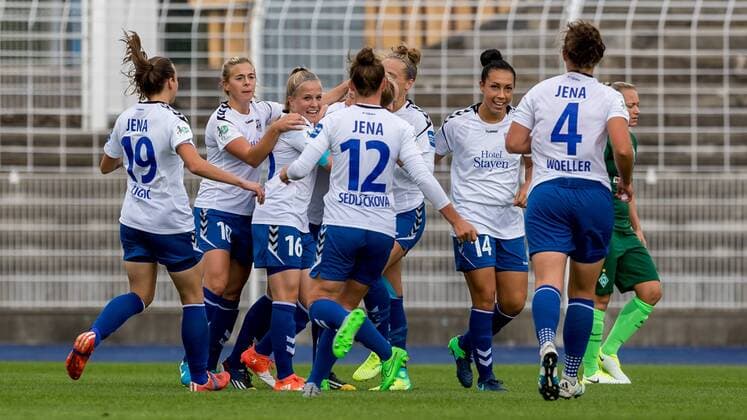 The Players the FF UPS Jena the goal celebration Goal Celebration Celebrate The Goal Goal Celebration Jubilee grapes After the 1 0 Football Alliance Women Bundesliga FF UPS Jena SV Werder Bremen xdgx