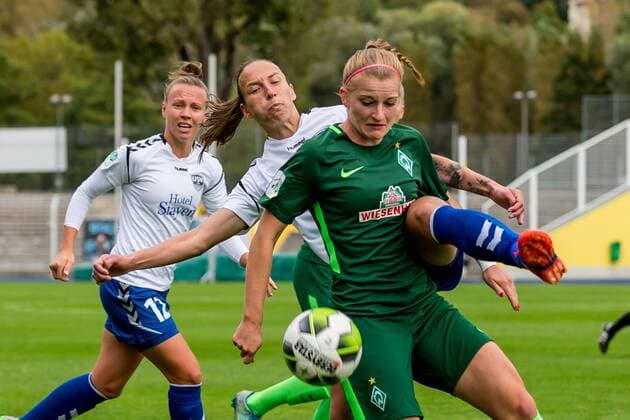 v left Sandra Zigic FF UPS Jena 19 and Verena Volkmer SV Werder Bremen 16 in duel Duel Duel Tackle Football Alliance Women Bundesliga FF UPS Jena SV Werder Bremen xdgx