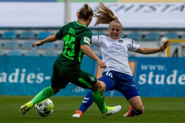 v left Gabriella Toth SV Werder Bremen 15 and Luca Mary Graf FF UPS Jena 16 in duel Duel Duel Tackle Football Alliance Women Bundesliga FF UPS Jena SV Werder Bremen xdgx