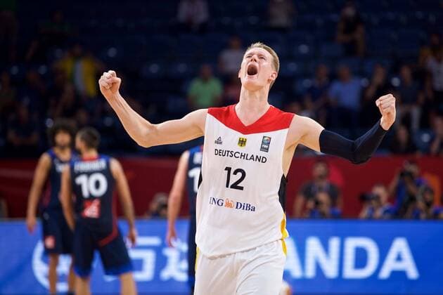 Basketball Istanbul 09 09 2017 Eurobasket 2017 European Championship the men Eighth finals Germany ger France FRA cheering After the last throw the Frenchmen the the Target not fault Germany wins Robin Benzing Germany no 12