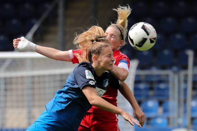 v left Sarai Linder TSG 2 MARITHE Priessen MARITHE Priessen Frankfurt 13 Head ball Header duel in the Air Action shot Action Football Alliance Women Bundesliga TSG 1899 Hoffenheim 1 FFC Frankfurt xozx