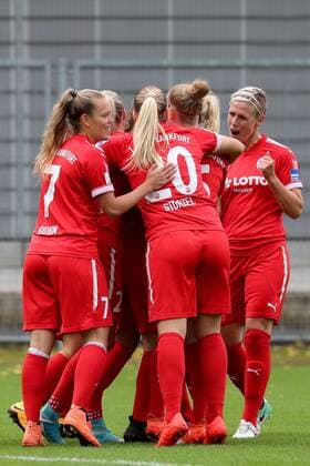 Players of 1 FFC Frankfurt cheer above the goal to 0 1 cheering goal celebration Goals Celebrate The Goal Goal Celebration cheering ueber the goal optimistic Action Action shot Football Alliance Women Bundesliga TSG 1899 Hoffenheim 1 FFC Frankfurt xozx
