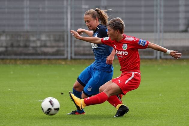 v left Michaela Specht TSG 4 Kumi Yokoyama Frankfurt 10 Action shot Action Game scene Football Alliance Women Bundesliga TSG 1899 Hoffenheim 1 FFC Frankfurt xozx