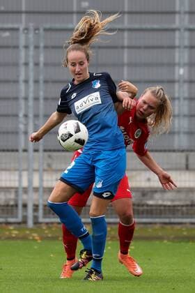 v left Tamar Dongus TSG 32 Margarita Gidion Frankfurt 7 duel Duel Duel Tackle Tackling Dynamics Action Action shot Football Alliance Women Bundesliga TSG 1899 Hoffenheim 1 FFC Frankfurt xozx