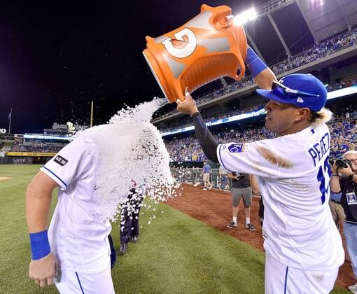 Bilder des Tages - SPORT September 9, 2017 - Kansas City, MO, USA - The Kansas City Royals Salvador Perez delivers the Salvy Ice Slush to Eric Hosmer after the team s 5-2 win against the Minnesota Twins at Kauffman Stadium in Kansas City, Mo., on Saturday, Sept. 9, 2017. Minnesota at Kansas City - ZUMAm67_ 20170909_zaf_m67_230 Copyright: xJohnxSleezerx