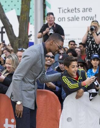 (170910) -- TORONTO, Sept. 10, 2017 -- NBA Basketball Herren USA player Chris Bosh poses for photos with fans during the world premiere of the documentary The Carter Effect at Princess of Wales Theatre during the 2017 Toronto International Film Festival in Toronto, Canada, Sept. 9, 2017. ) ZouxZheng 