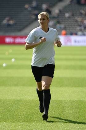 Fussball, Herren, 1. Bundesliga, Saison 2017 18, 3. Spieltag, Hertha BSC - SV Werder Bremen, SRin Bibiana Steinhaus beim Aufwärmen vor dem Spiel, 10.09.17, *** Football men 1 Bundesliga Season 2017 18 3 Matchday Hertha BSC SV Werder Bremen Bibiana Steinhaus the Warm up before the Game 10 09 17 Copyright: xMichaelxHundtx xMatthiasxKochx