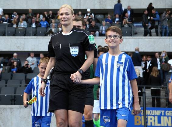 Schiedsrichterin Referee Bibiana Steinhaus bei BL Debüt Fußball Fussball DFL 1.BL Bundesliga Herren Saison 2017 2018 10.09.2017 Hertha BSC Berlin vs. SV Werder Bremen *** Schiedsrichterin Referee Bibiana Steinhaus at BL Debut Sports Football Football DFL 1 BL Bundesliga men Season 2017 2018 10 09 2017 Hertha BSC Berlin vs SV Werder Bremen