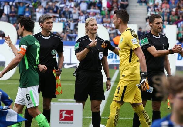 Bilder des Tages - SPORT Schiedsrichterin Referee Bibiana Steinhaus bei BL Debüt, Torwart Jiri Pavlenka, Assistenten Christof Günsch, Thomas Stein Fußball Fussball DFL 1.BL Bundesliga Herren Saison 2017 2018 10.09.2017 Hertha BSC Berlin vs. SV Werder Bremen *** Schiedsrichterin Referee Bibiana Steinhaus at BL Debut Goalkeeper Jiri PAVLENKA Assistants Christof Günsch Thomas Stone Sports Football Football DFL 1 BL Bundesliga men Season 2017 2018 10 09 2017 Hertha BSC Berlin vs SV Werder Bremen