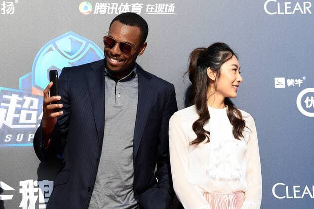 Retired NBA Basketball Herren USA star Paul Pierce, left, takes selfies at the Super Penguin All-Star friendly match in Shanghai, China, 10 September 2017. Paul Pierce heats up Super Penguin All-Star friendly match in Shanghai  20170910_85460