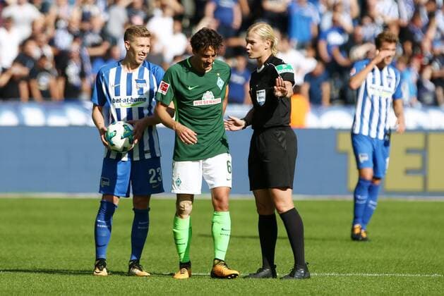 Schiedsrichterin Referee Bibiana Steinhaus beruhigend redend, Thomas Delaney, Mitchell Weiser Fußball Fussball DFL 1.BL Bundesliga Herren Saison 2017 2018 10.09.2017 Hertha BSC Berlin vs. SV Werder Bremen *** Schiedsrichterin Referee Bibiana Steinhaus reassuring talking Thomas Delaney Mitchell Weiser Sports Football Football DFL 1 BL Bundesliga men Season 2017 2018 10 09 2017 Hertha BSC Berlin vs SV Werder Bremen