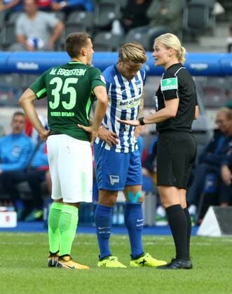 Schiedsrichterin Referee Bibiana Steinhaus beruhigend redend, Maximilian Eggestein, Alexander Esswein Fußball Fussball DFL 1.BL Bundesliga Herren Saison 2017 2018 10.09.2017 Hertha BSC Berlin vs. SV Werder Bremen *** Schiedsrichterin Referee Bibiana Steinhaus reassuring talking Maximilian Eggestein Alexander Esswein Sports Football Football DFL 1 BL Bundesliga men Season 2017 2018 10 09 2017 Hertha BSC Berlin vs SV Werder Bremen