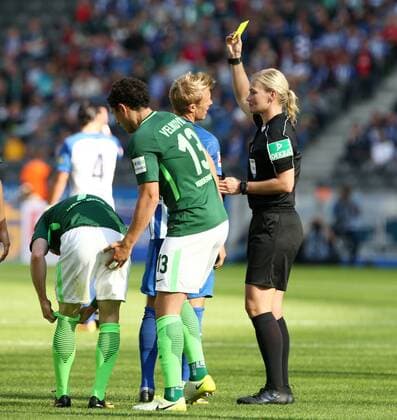 Bilder des Tages - SPORT Schiedsrichterin Referee Bibiana Steinhaus gelbe Karte zeigend, Per Skjelbred Fußball Fussball DFL 1.BL Bundesliga Herren Saison 2017 2018 10.09.2017 Hertha BSC Berlin vs. SV Werder Bremen *** Schiedsrichterin Referee Bibiana Steinhaus Yellow Card showing Per Skjelbred Sports Football Football DFL 1 BL Bundesliga men Season 2017 2018 10 09 2017 Hertha BSC Berlin vs SV Werder Bremen