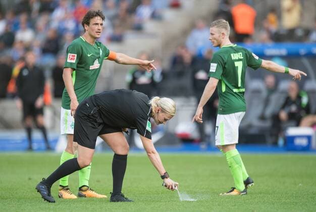 Schiedsrichterin Bibiana Steinhaus (Langenhagen) markiert eine Abwehrmauerlinie mit Thomas Delaney (l BRE) und Florian Kainz (7 BRE) Fussball 1.Bundesliga - Saison 2017 2018, 3.Spieltag: Hertha BSC Berlin - SV Werder Bremen in Berlin, Deutschland am 10.09.2017, *** Schiedsrichterin Bibiana Steinhaus Langenhagen marked a with Thomas Delaney l Bre and Florian Kainz 7 Bre Football 1 Bundesliga Season 2017 2018 3 Matchday Hertha BSC Berlin SV Werder Bremen in Berlin Germany at 10 09 2017