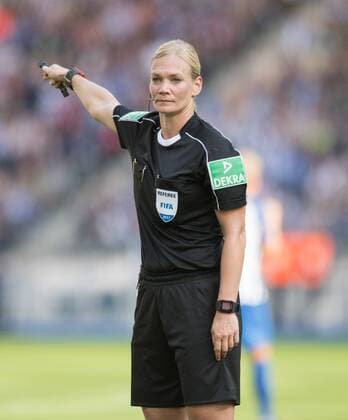 Schiedsrichterin Bibiana Steinhaus (Langenhagen) Fussball 1.Bundesliga - Saison 2017 2018, 3.Spieltag: Hertha BSC Berlin - SV Werder Bremen in Berlin, Deutschland am 10.09.2017, *** Schiedsrichterin Bibiana Steinhaus Langenhagen Football 1 Bundesliga Season 2017 2018 3 Matchday Hertha BSC Berlin SV Werder Bremen in Berlin Germany at 10 09 2017
