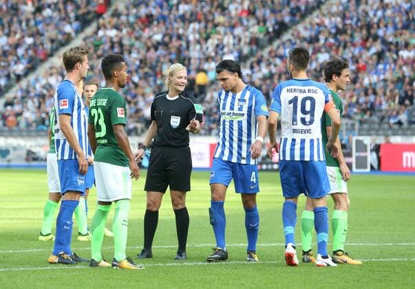 GER, 1.FBL, Hertha BSC vs SV Werder Bremen 10.09.2017, OLympiastadion, Berlin, GER, 1.FBL, Hertha BSC VS. SV Werder Bremen, im Bild Schiedsrichterin Bibiane Steinhaus Vedad Ibisevic (Hertha BSC Berlin 19), Sebastian Langkamp (Hertha BSC Berlin 15), Karim Rekik (Hertha BSC Berlin 4), Theodor Gebre Selassie (Werder Bremen) *** ger 1 FBL Hertha BSC vs SV Werder Bremen 10 09 2017 Olympic Stadium Berlin ger 1 FBL Hertha BSC vs SV Werder Bremen in Picture Schiedsrichterin Bibiane Steinhaus Vedad Ibisevic Hertha BSC Berlin 19 Sebastian Long Kamp Hertha BSC Berlin 15 Karim Rekik Hertha BSC Berlin 4 Theodor Gebre Selassie Werder Bremen nordphotox xEngler nph00076