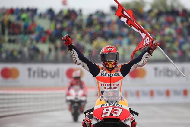 Bilder des Tages - SPORT IPP20170910 Motorsports: MotoGP World Championship WM Weltmeisterschaft GP of San Marino, Marc Marquez festeggia la vittoria (Hinweis: Verwendung nur in Deutschland - only Germany) *** Motorsports MotoGP World Championship GP of San Marino Marc Marquez festeggia La Vittoria Note Use only in Germany only Germany 