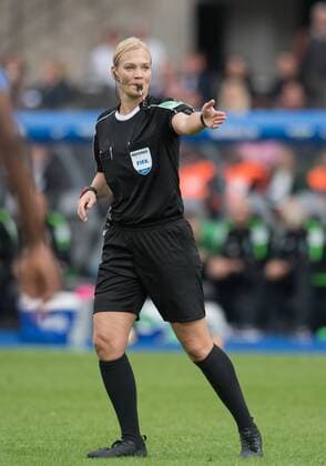 Themen der Woche - SPORT Bilder des Tages - SPORT Schiedsrichterin Bibiana Steinhaus (Langenhagen) Fussball 1.Bundesliga - Saison 2017 2018, 3.Spieltag: Hertha BSC Berlin - SV Werder Bremen in Berlin, Deutschland am 10.09.2017, *** Schiedsrichterin Bibiana Steinhaus Langenhagen Football 1 Bundesliga Season 2017 2018 3 Matchday Hertha BSC Berlin SV Werder Bremen in Berlin Germany at 10 09 2017