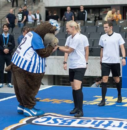 Bilder des Tages - SPORT Schiedsrichterin Bibiana Steinhaus (Langenhagen) bekommt einen Handkuss von Herthas Maskottchen Herthinho. Fussball 1.Bundesliga - Saison 2017 2018, 3.Spieltag: Hertha BSC Berlin - SV Werder Bremen in Berlin, Deutschland am 10.09.2017, *** Schiedsrichterin Bibiana Steinhaus Langenhagen gets a Handkuß from Herthas Mascots Herthinho Football 1 Bundesliga Season 2017 2018 3 Matchday Hertha BSC Berlin SV Werder Bremen in Berlin Germany at 10 09 2017