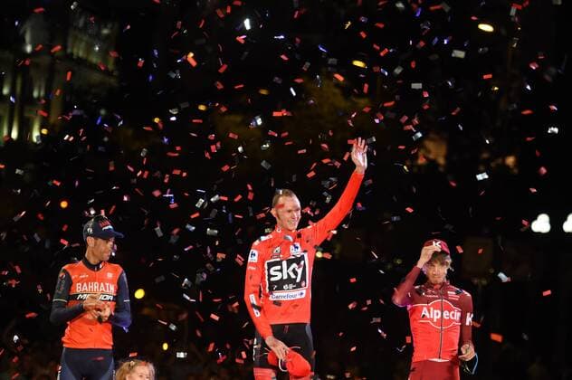 Bilder des Tages - SPORT Vuelta, Sieger Christopher Froome auf dem Podium 10-09-2017 Vuelta A Espana; Tappa 21 Arroyomolinos - Madrid; 2017, Team Sky; 2017, Bahrain - Merida; 2017, Katusha - Alpecin; Froome, Christopher; Nibali, Vincenzo; Zakarin, Ilnur; Madrid; 