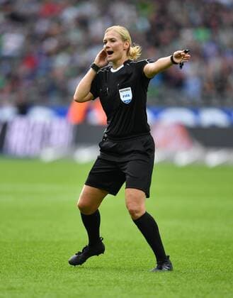 Bibiana Steinhaus (Schiedsrichterin), in Aktion Hertha BSC Berlin - SV Werder Bremen 1. Bundesliga 2017 2018, 1. BL, 1. Bundesliga, DFL, Fußball, Fussball, soccer, Herren, Männer, Maenner, Deutschland, Germany Berlin, 10.9.2017, Olympiastadion *** Bibiana Steinhaus Schiedsrichterin in Action shot Hertha BSC Berlin SV Werder Bremen 1 Bundesliga 2017 2018 1 BL 1 Bundesliga DFL Football Football Soccer men Men Men Germany Germany Berlin 10 9 2017 Olympic Stadium