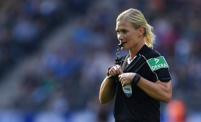 Bibiana Steinhaus (Schiedsrichterin), in Aktion Hertha BSC Berlin - SV Werder Bremen 1. Bundesliga 2017 2018, 1. BL, 1. Bundesliga, DFL, Fußball, Fussball, soccer, Herren, Männer, Maenner, Deutschland, Germany Berlin, 10.9.2017, Olympiastadion *** Bibiana Steinhaus Schiedsrichterin in Action shot Hertha BSC Berlin SV Werder Bremen 1 Bundesliga 2017 2018 1 BL 1 Bundesliga DFL Football Football Soccer men Men Men Germany Germany Berlin 10 9 2017 Olympic Stadium