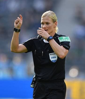 Bibiana Steinhaus (Schiedsrichterin), in Aktion Hertha BSC Berlin - SV Werder Bremen 1. Bundesliga 2017 2018, 1. BL, 1. Bundesliga, DFL, Fußball, Fussball, soccer, Herren, Männer, Maenner, Deutschland, Germany Berlin, 10.9.2017, Olympiastadion *** Bibiana Steinhaus Schiedsrichterin in Action shot Hertha BSC Berlin SV Werder Bremen 1 Bundesliga 2017 2018 1 BL 1 Bundesliga DFL Football Football Soccer men Men Men Germany Germany Berlin 10 9 2017 Olympic Stadium