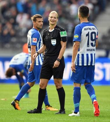 Themen der Woche - SPORT Bilder des Tages - SPORT Valentin Stocker (Hertha BSC), und Vedad Ibisevic (Hertha BSC), gratulieren Bibiana Steinhaus (Schiedsrichterin), nach dem Spiel Hertha BSC Berlin - SV Werder Bremen 1. Bundesliga 2017 2018, 1. BL, 1. Bundesliga, DFL, Fußball, Fussball, soccer, Herren, Männer, Maenner, Deutschland, Germany Berlin, 10.9.2017, Olympiastadion *** Valentin Stocker Hertha BSC and Vedad Ibisevic Hertha BSC Congratulations Bibiana Steinhaus Schiedsrichterin After the Game Hertha BSC Berlin SV Werder Bremen 1 Bundesliga 2017 2018 1 BL 1 Bundesliga DFL Football Football Soccer men Men Men Germany Germany Berlin 10 9 2017 Olympic Stadium