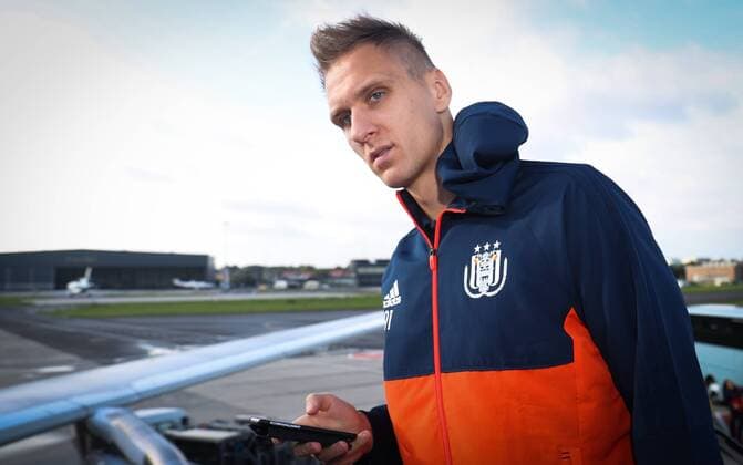 Anderlecht s Lukasz Teodorczyk, pictured at and the departure of Belgian soccer team RSC Anderlecht, Monday 11 September 2017 in Brussels airport, on their way to Munich, Germany. Tomorrow Anderlecht is playing the first game in the group stage of the UEFA Champions League competition against German club Bayern Munich. VIRGINIExLEFOUR  x05162821x