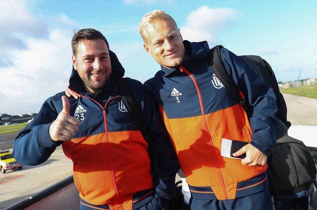 Bilder des Tages - SPORT Anderlecht s goalkeeper Frank Boeckx and Anderlecht s Olivier Deschacht pictured at the departure of Belgian soccer team RSC Anderlecht, Monday 11 September 2017 in Brussels airport, on their way to Munich, Germany. Tomorrow Anderlecht is playing the first game in the group stage of the UEFA Champions League competition against German club Bayern Munich. VIRGINIExLEFOUR  x05162812x