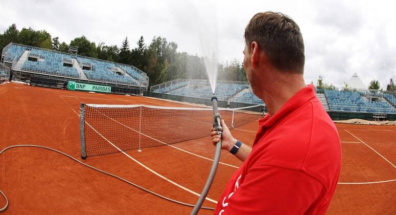 TENNIS - ITF, Davis Cup, AUT vs ROU WELS,AUSTRIA,11.SEP.17 - TENNIS - ITF, Davis Cup, Austria vs Romania, preview. Image shows the court preparation. GEPAxpictures xMatthiasxHauer