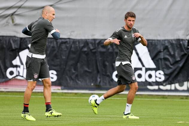 l r Arjen seals 10 FC Bavaria Munich and Thomas Mueller 25 FC Bavaria Munich make to warm Training FC Bavaria Munich Football Champions League 11 09 2017 Munich Bavaria Germany Copyright: xkolbert-press ChristianxKolbertx